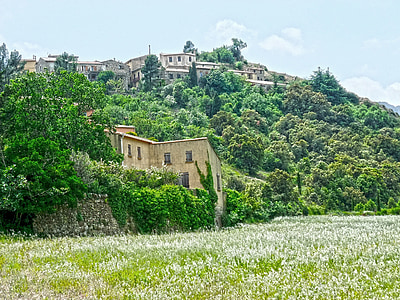 Cucugnan, Franciaország, Aude megye, Languedoc-roussillon, hegyoldal, zöld, falu