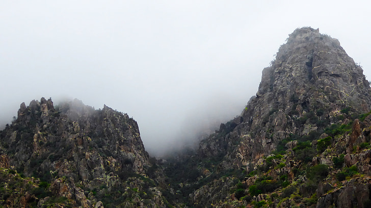 dos montañas, niebla, irregular, rocas, paisaje, gris, verde