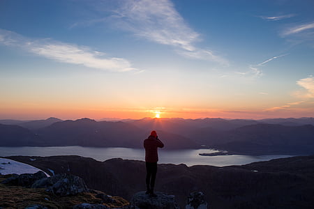 uomo, in piedi, montagna, scogliera, tenendo, Foto, tramonto
