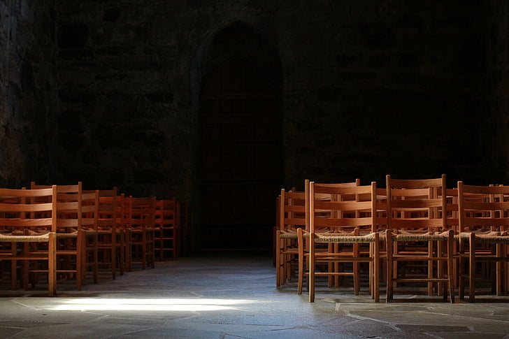 kostol, publikum, stoličky, svetlo, rad stoličky, drevené stoličky, divadlo