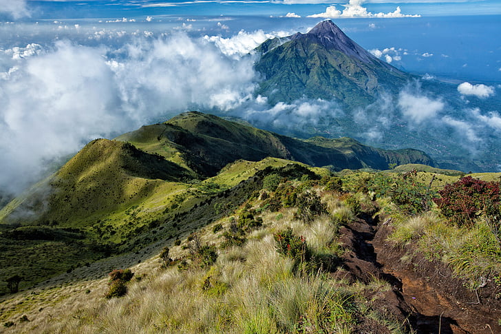 Merapi, un vulcano attivo, vista sulle montagne da gioco bubble, Isola di Giava, Indonesia