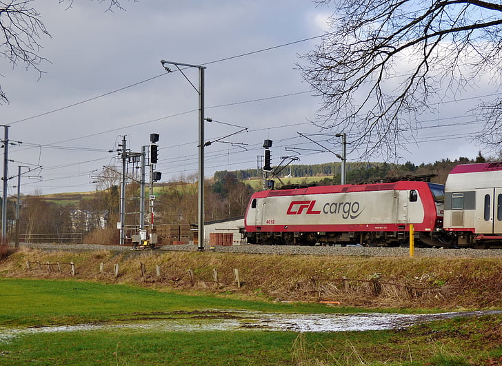 lokomotiva, vlak, postaja, wilwerwiltz, Luksemburg, januarja, hladno