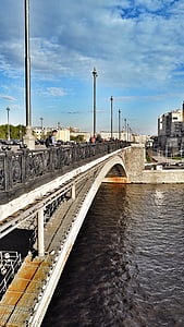 Moscú, gran puente de piedra, el centro de Moscú, puente, peatones, primavera, cielo