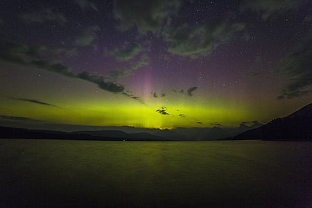 Aurora Boreal, à noite, luzes do Norte, cênica, água, reflexão, silhuetas