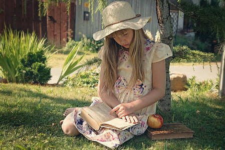 chica, niño, leer, libro, hacia fuera, naturaleza, sombrero