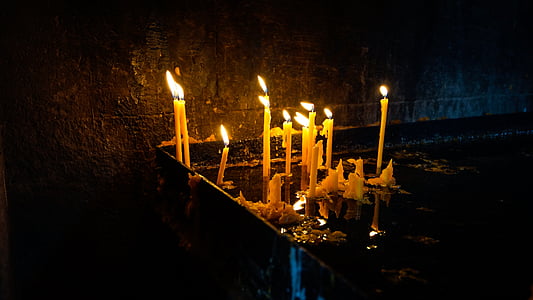 Espelma, cera, il·luminat, pregària, l'església, llums de sacrificis, meditació