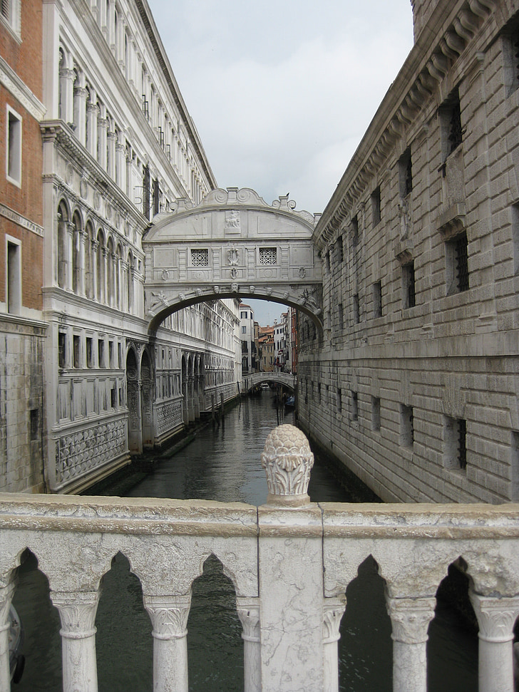 Atodūsių tiltas, Venecija, kanalas