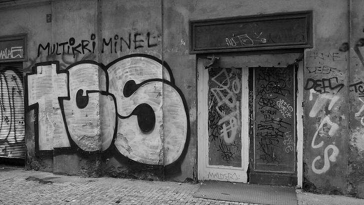 graffiti, art urbà, vell, casa, entrada, carrer, brut