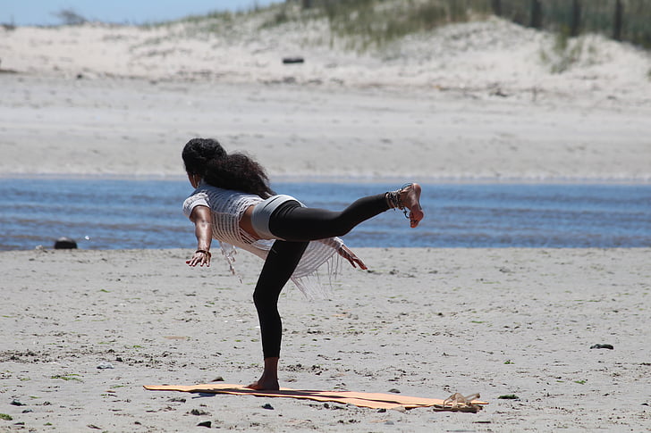 Yoga, femme, plage, sable, eau, détente, belle