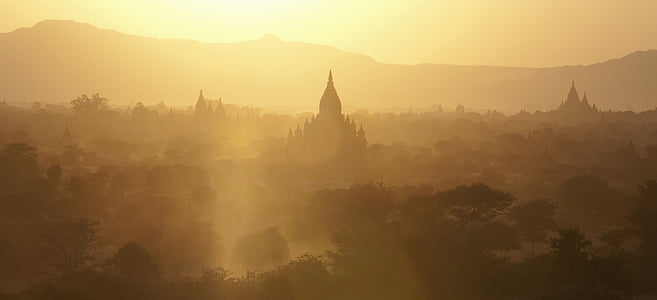 Bagan, Myanmar, solnedgang, gyllent lys, reise, turisme, reisemål