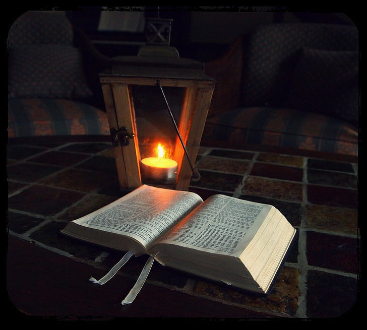 Bible, lecture de la Bible, lanterne, lampe, bougie, Dim, lampe d’ouragan