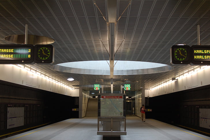 Viena, metro, l'estació de, il·luminat, nit, l'interior, estació de metro