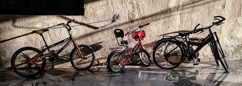 bicicletas, Parkig, urbana, pared, ciclo, luz del atardecer, bicicleta