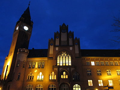 市庁舎 köpenick, における, ブルー イエロー, 夜, アーキテクチャ, 照らされました。, 有名な場所