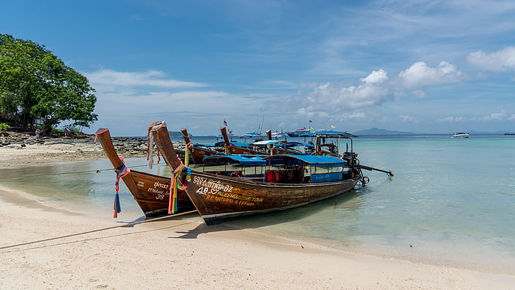 Phi-Phi-Insel-tour, Phuket, Thailand, Strand, Boote aus Holz, Meer, Wasser