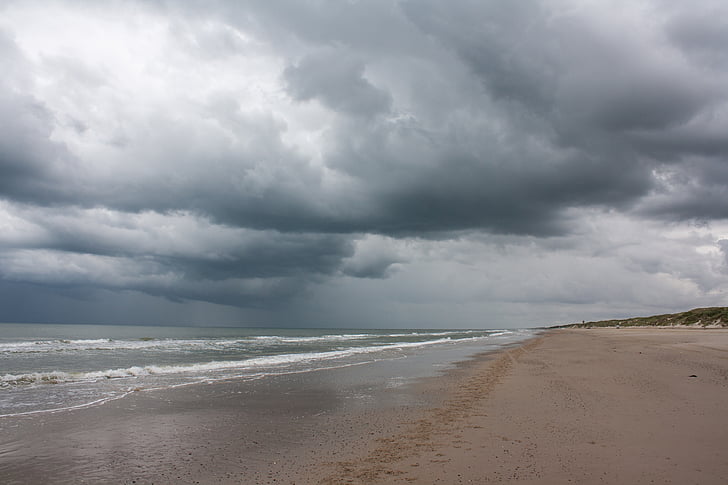 Danemark, Jutland, plage, mer, nuages sombres, force de la nature