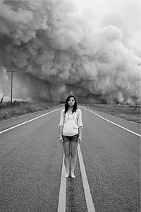 žena, stoji, ceste, dim, Udaljenost, Mladi, djevojka