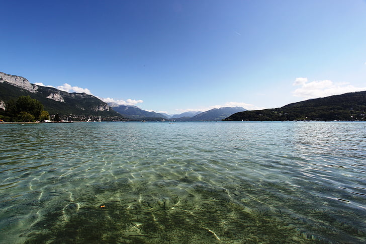 Annecy järv, vee ääres, loodus