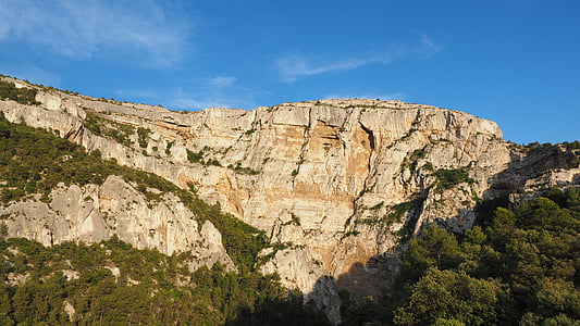 Rock, krasové územie, pukliny., Fontaine-de-vaucluse, Francúzsko, Provence, hrad philippe de cabassolle