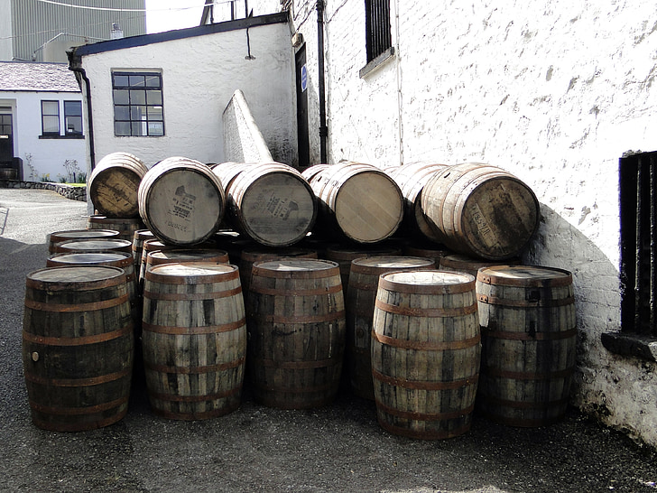 Whisky-Fässer, Holzfässer, Whisky, Islay, Schottland, Fässer, Alkohol