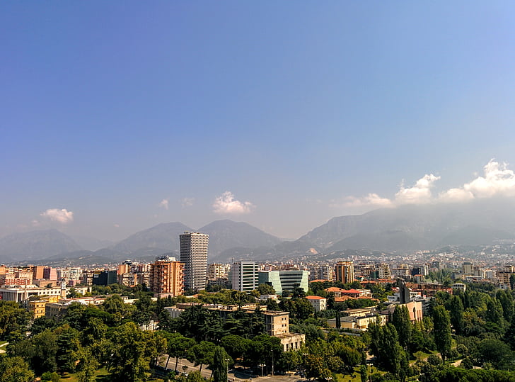 Albánie, Architektura, budovy, město, Panoráma města, Centrum města, hory