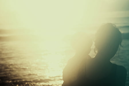 Silhouette, người phụ nữ, thực hiện, em bé, gần, Bãi biển, Ban ngày