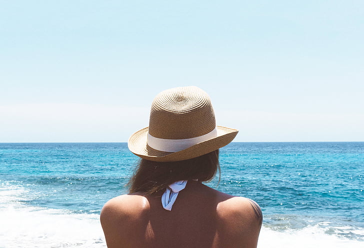 femme, brun, cordon de serrage, chapeau, avant, mer, eau