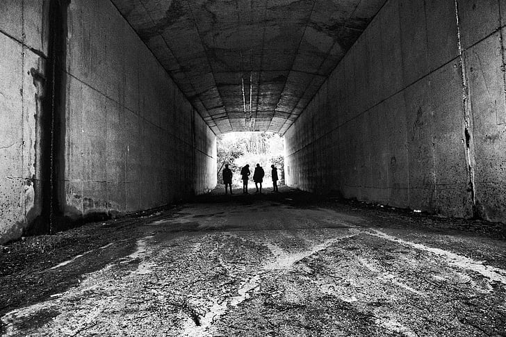 šešėliai, tunelis, pilka, žmonės, du žmonės, šviesą tunelio gale, uždarose patalpose
