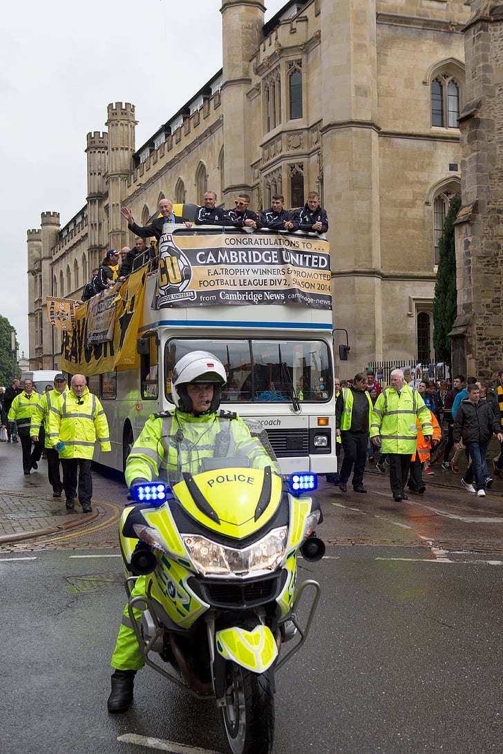 club di Cambridge united calcio, parata di città, Cambridge, Cambridgeshire, polizia, motociclista