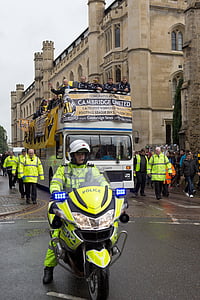 Cambridge Jungtinė futbolo klubas, miesto paradas, Cambridge, Kembridžšyras, policijos, motociklininkas