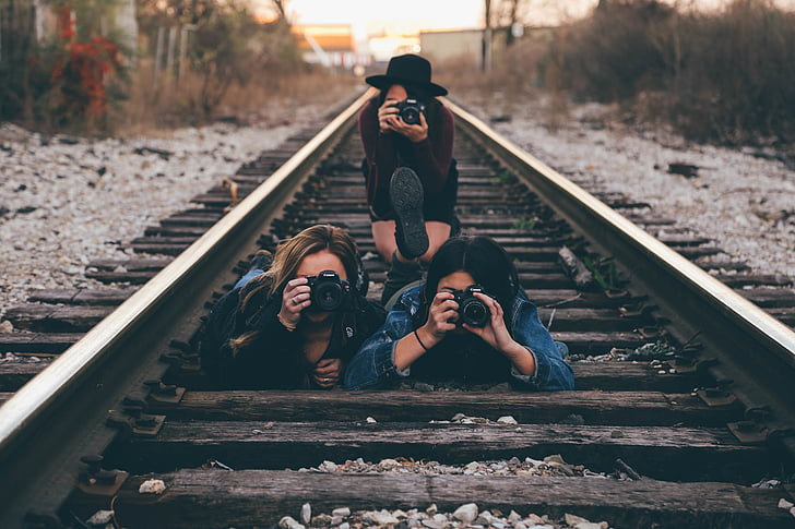 trei, femeie, minciuna, cale ferată, luând, fotografii, pălărie