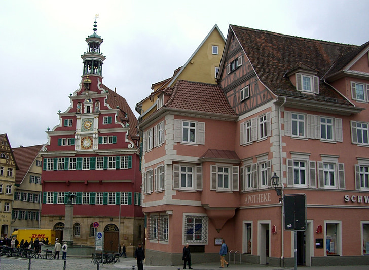 Esslingen, viejo pasillo de ciudad, Plaza del Ayuntamiento, hilera de casas