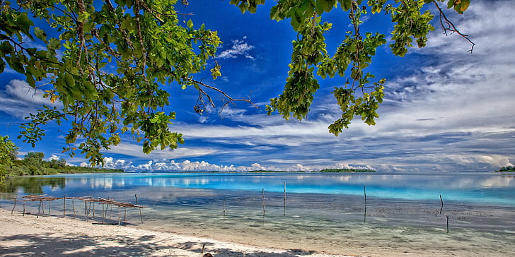 saloje toli kraštovaizdžio, atogrąžų, marių, WIDI salos, okupuota, Indonezija, Gamta