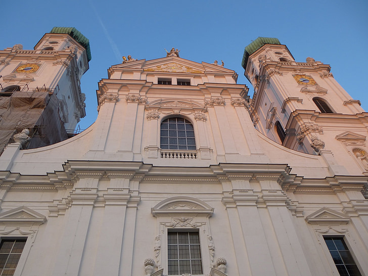 Budapest, Iglesia, en el extranjero