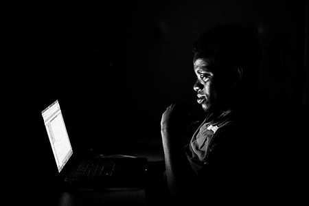 preto e branco, negócios, computador portátil, à noite, inicialização do, uma pessoa, jovem adulto