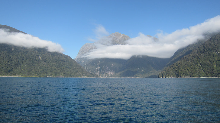Milford sound, Új-Zéland, tenger, víz, hegyek, felhők, természet