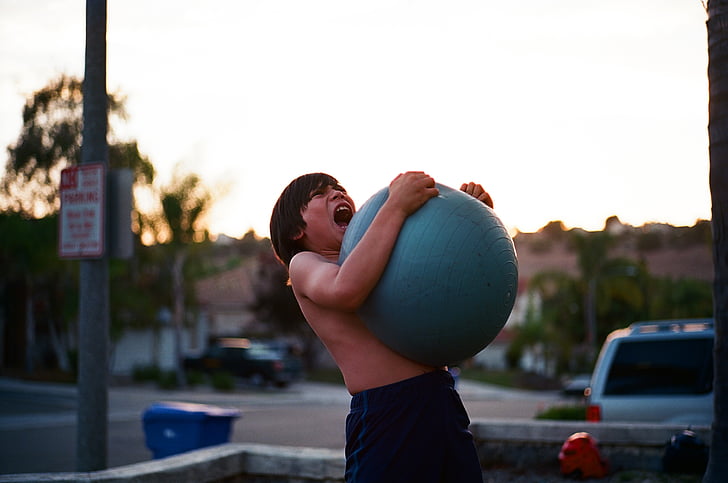quả bóng, Cậu bé, trẻ em, biểu hiện trên khuôn mặt, ôm, đứa trẻ, hoạt động ngoài trời