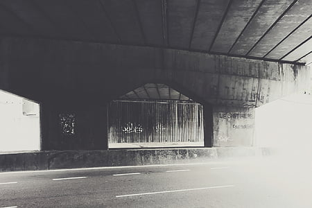 Pasaj suprateran, drumul, trotuar, graffiti, beton, alb-negru
