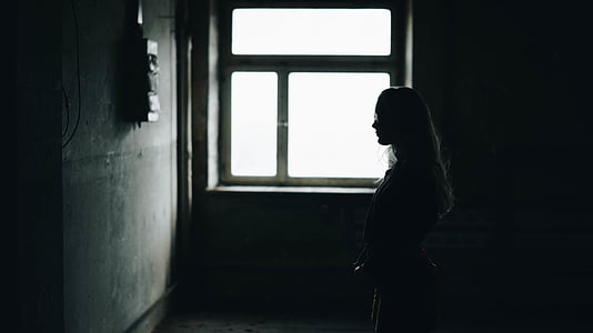 Silhouette, Frau, mit Blick auf, Wand, Innenseite, Zimmer, schwarz / weiß