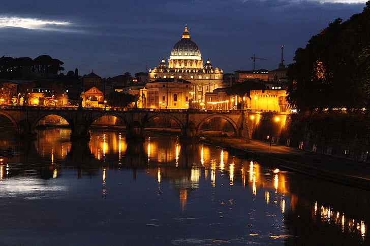 Romano, vista di notte, il Vaticano