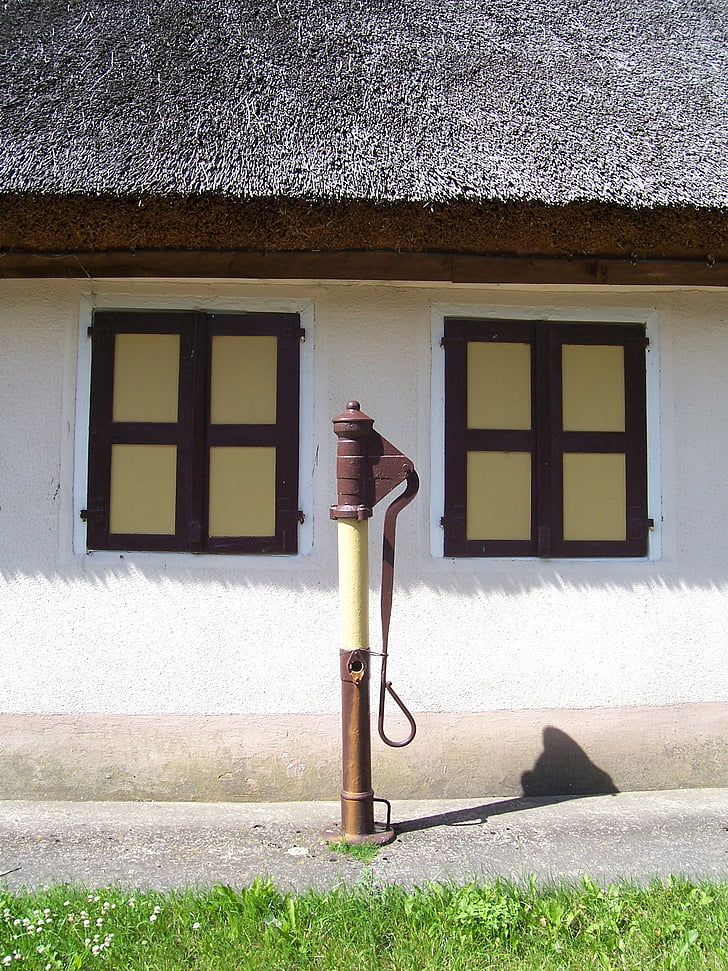 svingbare pumpe, pumpen, våningshus, landsbyen, stråtak, vinduet, hjem
