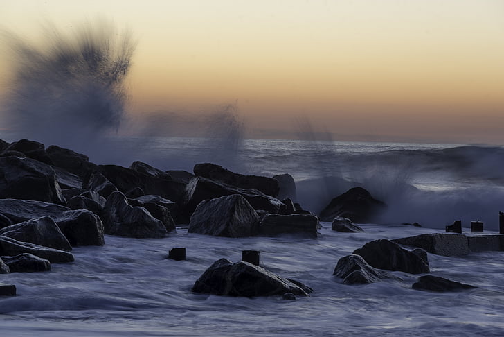 escala de grises, Foto, mar, Splash, rocas, puesta de sol, naturaleza