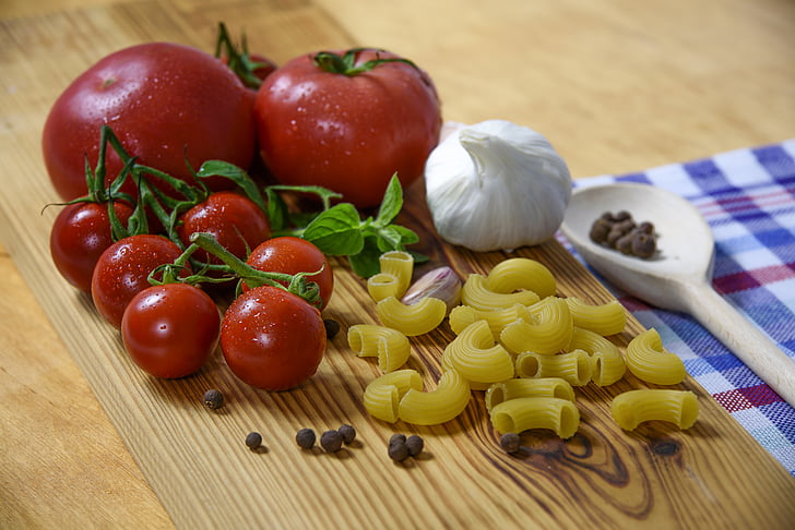 itāļu virtuve, tomāti, makaronu izstrādājumi, Ķiploki, Bazils, ēšanas, tomāti