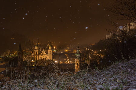Salzburg, Itävalta, Mönchberg, Salzburgin katedraali, lumisade, huhtikuuta, yö