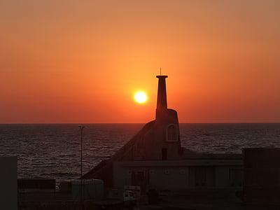 Malta, terminal promowy, zachód słońca