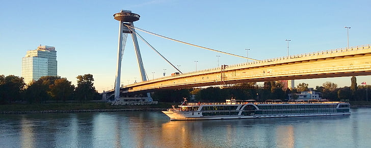 Danubio, la mayoría de snps, Bratislava, de la nave, Eslovaquia