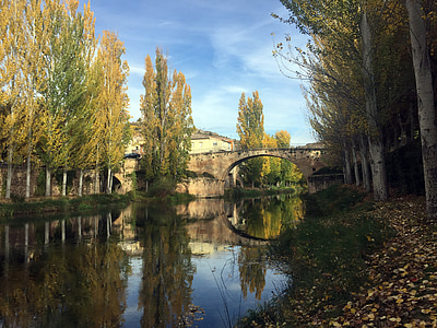 rieka, jeseň, Trillo, stromy, Most, Jesenná krajina, ľudia