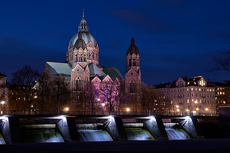Lukács-templom, Isar, München, Bajorország, éjszakai fénykép, Németország, óváros
