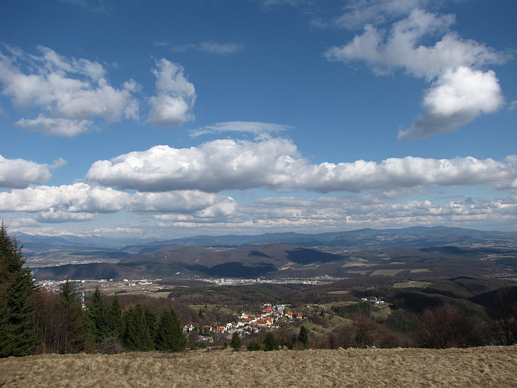 utsikt över staden, molnen, Slovakien