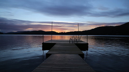 Wharf, Lago, tramonto, sedie a sdraio, montagne, Nubi viola blu rosa, riflessioni sull'acqua
